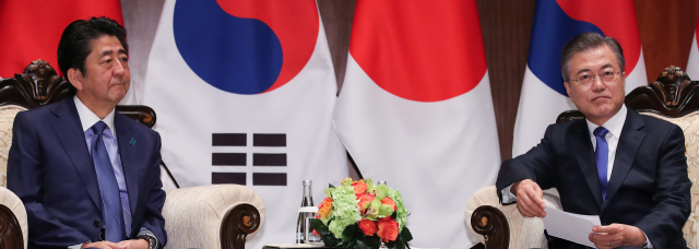 유엔 총회 참석 중인 문재인 대통령이 25일 오전(현지시간) 미국 뉴욕 파커 호텔에서 아베 신조 일본 총리를 만나 환담하고 있다. 연합뉴스