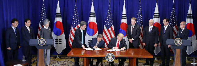 문재인 대통령과 도널드 트럼프 미국 대통령이 24일 오후 (현지시간) 미국 뉴욕 롯데 뉴욕팰리스 호텔에서 열린 