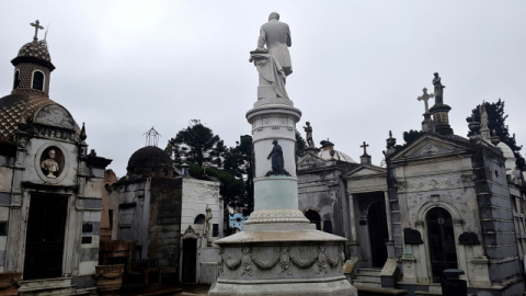 세계에서 가장 예술적인 묘지 중 하나인 레골레타묘지(Cementerios & Barrio Recoleta)는1822년에 개설되어 역대 대통령 13인을 포함한 70기 정도가 국가의 문화재로 지정되었다.