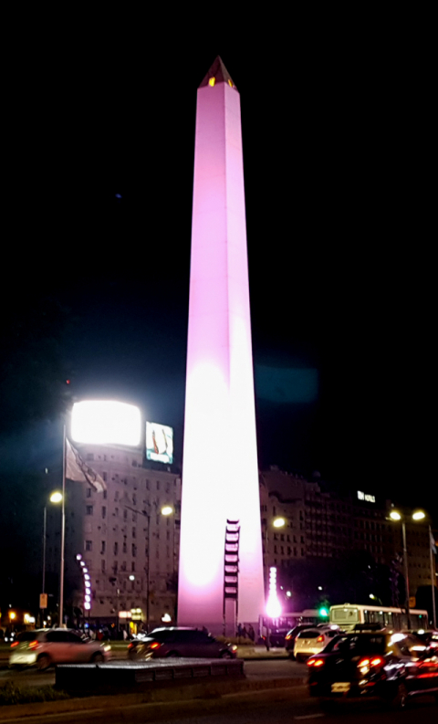 7월9일 대로 한 가운데 위치 한 부에노스아이레스의 명소 중 하나인 오벨리스크는 1936년에 건축된 역사적 기념비로 높이가 무려 67.5m이다.