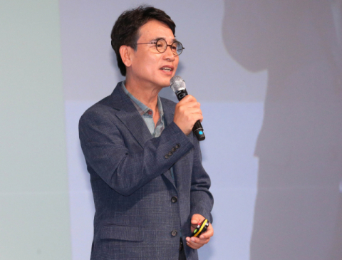 대한상공회의소가 19일 제주도 신라호텔에서 개최한 제43회 대한상의 제주포럼에서 유시민 작가가 강연하고 있다. 연합뉴스