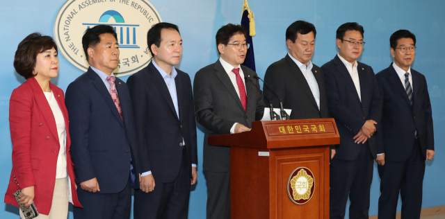 자유한국당 일부 초선의원들이 지난 13일 오전 국회 정론관에서 당협위원장직을 자진해서 내려놓겠다는 내용이 포함된 