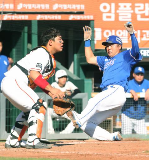 26일 대전 한화생명이글스파크에서 열린 한화와의 경기 4회초 2사 1, 2루에서 삼성 박해민의 1타점 적시타 때 2루 주자 박한이가 득점에 성공하고 있다. 이로써 박한이는 KBO 통산 네 번째로 1200득점 고지에 올라섰다. 삼성 라이온즈 제공