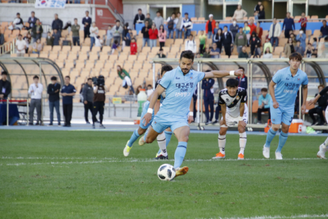26일 대구스타디움에서 열린 경남FC와의 홈경기에서 대구FC 세징야가 2대2 동점을 이루는 페널티킥에 성공하고 있다. 대구FC 제공