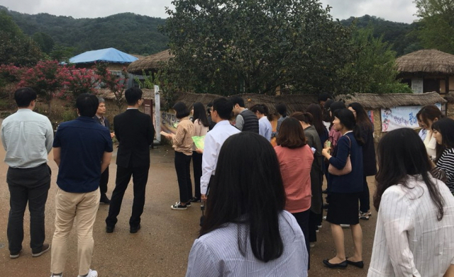 성주군 새내기 공무원 우리가족 만들기 프로그램에 참가한 공직자들이 월항면 한개마을을 방문해 해설사의 설명을 듣고 있다. 성주군 제공