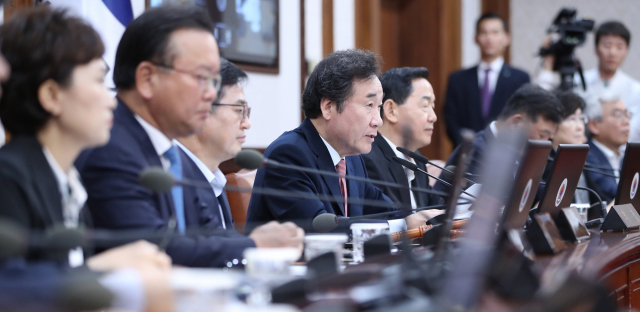 이낙연 국무총리가 27일 오전 서울 종로구 정부서울청사에서 열린 국무회의에서 발언하고 있다. 연합뉴스