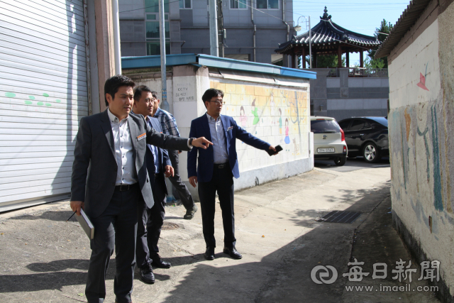 예천교육지원청 이광호, 박재진 장학사와 장정훈 건강증진담당 등 직원들이 청소년 비행 취약지대로 꼽히는 후민진 골목을 돌며 골목 환경 개선을 위한 대책을 마련하기 위해 현장 점검에 나섰다. 이 장학사는 