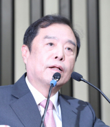 자유한국당 김병준 비상대책위원장이 27일 오전 국회에서 열린 긴급 의원총회에서 발언하고 있다. 연합뉴스
