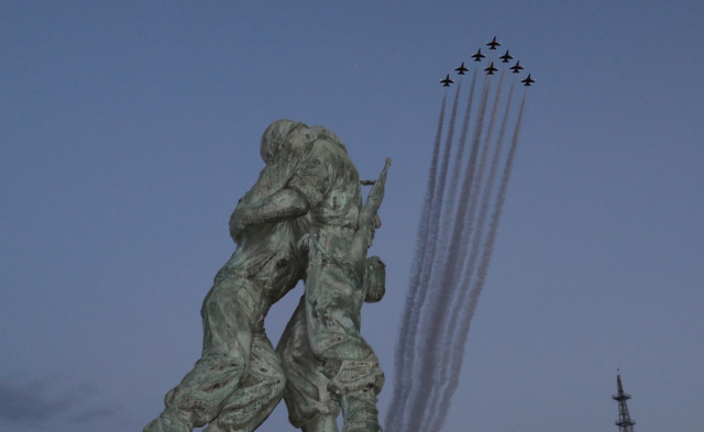 다음 달 1일 열리는 제70주년 국군의 날 기념식을 앞두고 27일 오후 초음속 훈련기인 T-50B로 이뤄진 공군 특수비행팀 블랙이글스가 용산 상공에서 축하비행 연습을 하고 있다. 연합뉴스
