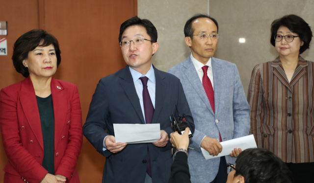 자유한국당 김용태 사무총장(왼쪽 두번째)이 26일 오후 국회 정론관 앞에서 현정부 규탄 기자회견을 마친 뒤 추석 민심 관련 브리핑을 하고 있다. 연합뉴스