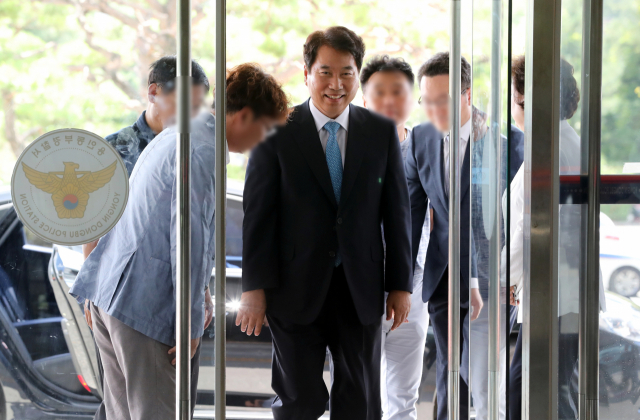6·13 지방선거 당시 불법 선거운동을 한 혐의를 받는 백군기 경기 용인시장이 지난 8월 11일 오후 피고발인 조사를 위해 용인동부경찰서에 출석하고 있다. 연합뉴스
