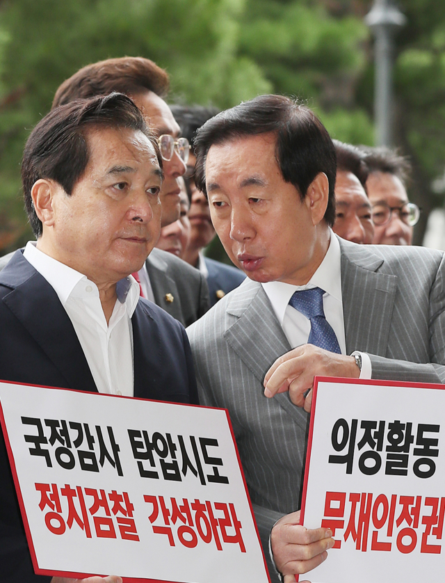 자유한국당 김성태 원내대표(오른쪽)와 심재철 의원이 28일 오전 서울 서초구 대검찰청에서 검찰의 심 의원실 압수수색과 관련해 항의방문을 하며 대화를 나누고 있다. 연합뉴스