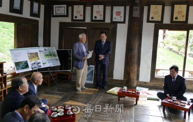 김부겸 행정안전부 장관은 28일 안동 임청각을 방문해 안동시와 고성이씨 문중 관계자들과 만나 임청각 복원에 대한 간담회를 가졌다. 김영진 기자