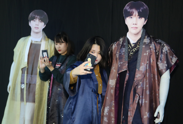28일 서울 강남구 압구정동 강남관광정보센터에서 열린 2018 강남페스티벌 방탄소년단 한복체험 특별전에서 일본인 관광객들이 한복체험을 하며 기념촬영을 하고 있다. 오는 10월 7일까지 열리는 이번 체험전은 방탄소년단이 착용했던 한복(백옥수 한복 디자이너 제작)으로, 동일 디자인의 한복을 무료로 착용해 볼 수 있다. 연합뉴스