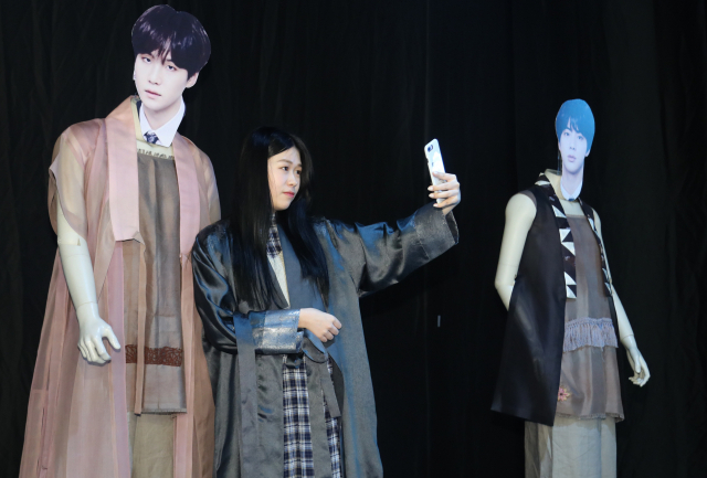 28일 서울 강남구 압구정동 강남관광정보센터에서 열린 2018 강남페스티벌 방탄소년단 한복체험 특별전에서 일본인 관광객들이 한복체험을 하며 기념촬영을 하고 있다. 오는 10월 7일까지 열리는 이번 체험전은 방탄소년단이 착용했던 한복(백옥수 한복 디자이너 제작)으로, 동일 디자인의 한복을 무료로 착용해 볼 수 있다. 연합뉴스