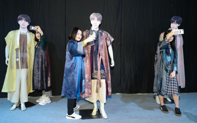 28일 서울 강남구 압구정동 강남관광정보센터에서 열린 2018 강남페스티벌 방탄소년단 한복체험 특별전에서 일본인 관광객들이 한복체험을 하며 기념촬영을 하고 있다. 오는 10월 7일까지 열리는 이번 체험전은 방탄소년단이 착용했던 한복(백옥수 한복 디자이너 제작)으로, 동일 디자인의 한복을 무료로 착용해 볼 수 있다. 연합뉴스