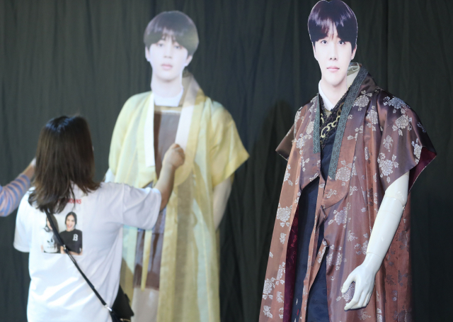 28일 서울 강남구 압구정동 강남관광정보센터에서 열린 2018 강남페스티벌 방탄소년단 한복체험 특별전에서 일본인 관광객들이 한복을 살펴보고 있다. 오는 10월 7일까지 열리는 이번 체험전은 방탄소년단이 착용했던 한복(백옥수 한복 디자이너 제작)으로, 동일 디자인의 한복을 무료로 착용해 볼 수 있다. 연합뉴스