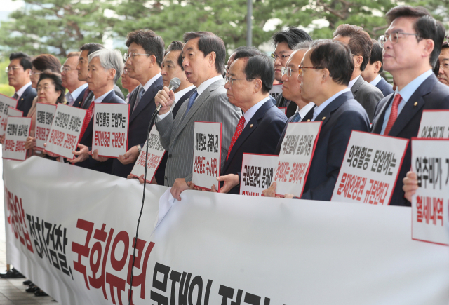 자유한국당 김성태 원내대표 등 원내지도부와 의원들이 28일 오전 서울 서초구 대검찰청에서 검찰의 심재철 의원실 압수수색과 관련해 항의방문을 하고 있다. 연합뉴스