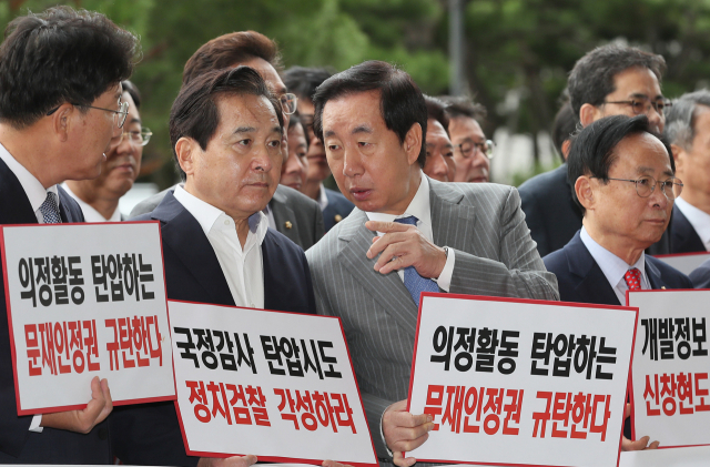 자유한국당 김성태 원내대표(앞줄 오른쪽 두번째)와 심재철 의원이 28일 오전 서울 서초구 대검찰청에서 검찰의 심재철 의원실 압수수색과 관련해 항의방문을 하며 대화를 나누고 있다. 연합뉴스