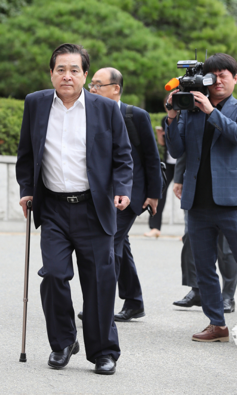 자유한국당 심재철 의원이 검찰의 자신의 의원실 압수수색과 관련해 28일 오전 서울 서초구 대법원을 항의방문하고 있다. 연합뉴스