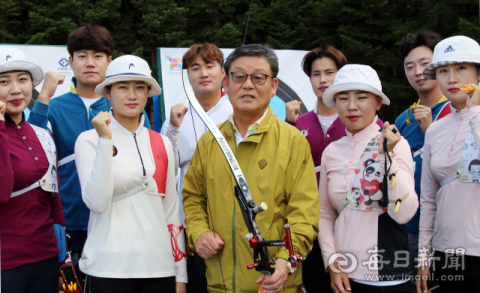 김도영 경북양궁협회장이 올해 전국체전에 나설 예천군청 선수들과 파이팅을 외치고 있다. 윤영민 기자 yun1011@msnet.co.kr