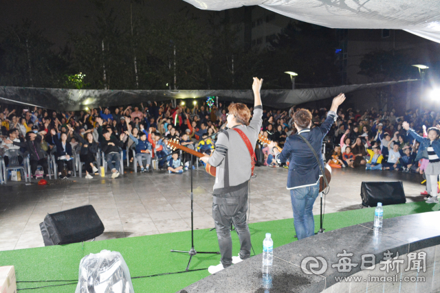경산 성암산 신동아파밀리에 작은 음악회가 지난달 29일 저녁 이 아파트 분수대 앞에서 열려 입주민들이 함께 즐기고 있다. 김진만 기자