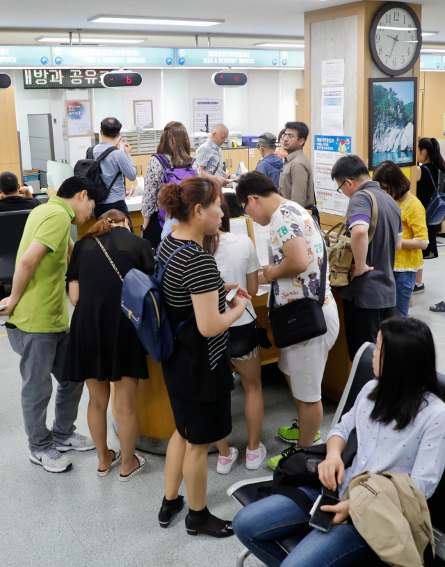 대구출입국·외국인사무소에서 외국인들이 체류지 변경 등 민원 처리를 위해 순서를 기다리고 있다. 매일신문DB