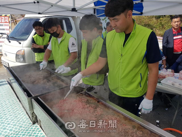 안동봉화축협(조합장 전형숙)은 봉화한약우로 만든 소불고기를 선보여 마라톤 참가자들에게 큰 호응을 얻었다. 전종훈 기자