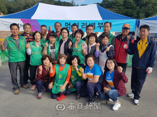 새마을지도자봉화군협의회(회장 이진규)와 봉화군새마을부녀회(회장 김명희)는 30일 제6회 봉화송이마라톤 대회장에서 직접 공수한 봉화한우와 각종 야채로 육개장 1천500인분을 끓였다. 전종훈 기자