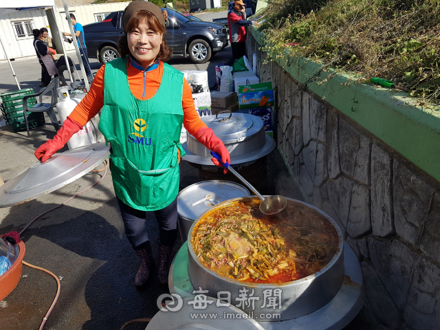 제6회 봉화송이마라톤 최고의 인기 메뉴는 단연 육개장이다. 최고의 봉화한우와 지역에서 공수한 각종 야채를 넣어 끓인 육개장은 참가자들의 배를 든든하게 했다. 전종훈 기자