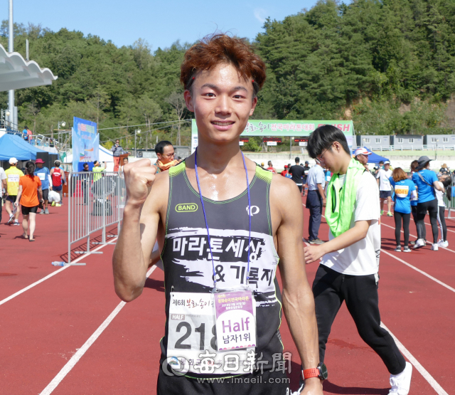 제6회 봉화송이 전국마라톤대회에서 하프코스 남자 부문 1위를 차지한 권태민 씨가 포즈를 취하고 있다. 김영진 기자