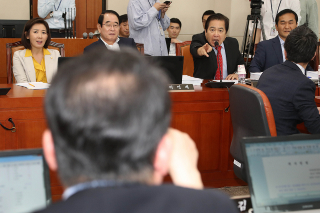 19일 오전 국회에서 열린 기획재정위원회 전체회의에서 여당 의원들이 심재철 의원을 향해 심 의원실 보좌진들이 청와대·정부의 예산정보 수십만 건을 불법 열람·보관했다며 범죄행위라고 비난하자 심 의원이 정상적인 경로를 통한 것이라며 강하게 반발하고 있다. 이날 오전 기재위는 