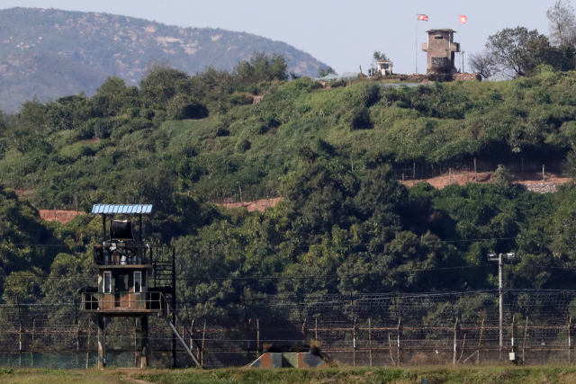 판문점 공동경비구역(JSA)과 강원도 철원 비무장지대(DMZ) 일대 지뢰제거 작업을 하루 앞둔 경기도 중부전선의 남과 북 초소 모습. 평양정상회담에서 서명된 판문점선언 이행을 위한 군사분야 합의서에 따라 JSA 일대를 비롯해 시범적 공동유해발굴지역인 강원도 철원의 화살머리고지에서 지뢰와 폭발물 제거작업이 진행된다. 연합뉴스