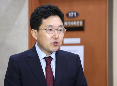 자유한국당 김용태 사무총장이 30일 국회 정론관 앞에서 전원책 변호사 영입과 관련한 기자회견을 하고 있다. 연합뉴스