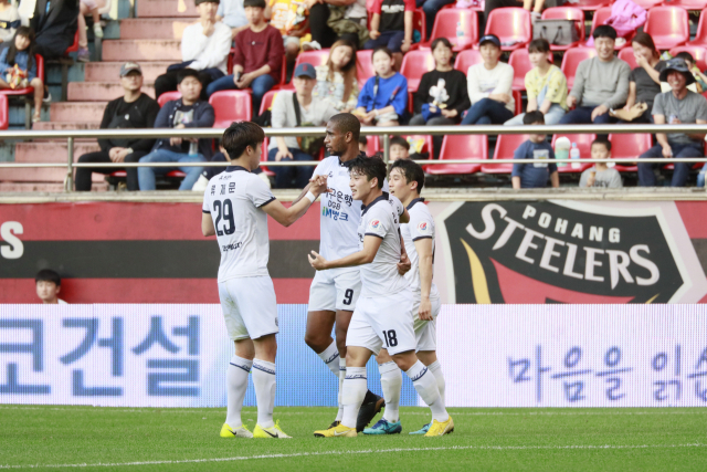 대구FC 공격수 에드가가 30일 포항스틸야드에서 열린 KEB 하나은행 K리그1 2018 31라운드 포항스틸러스와의 경기 후반 16분 동점골을 터트린 뒤 동료들과 환호하고 있다. 대구FC 제공