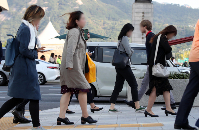 아침 기온이 쌀쌀한 날씨를 보이는 1일 오전 서울 종로구 광화문광장 세종대로 사거리에서 출근길 시민들이 옷을 여미고 발걸음을 옮기고 있다. 연합뉴스