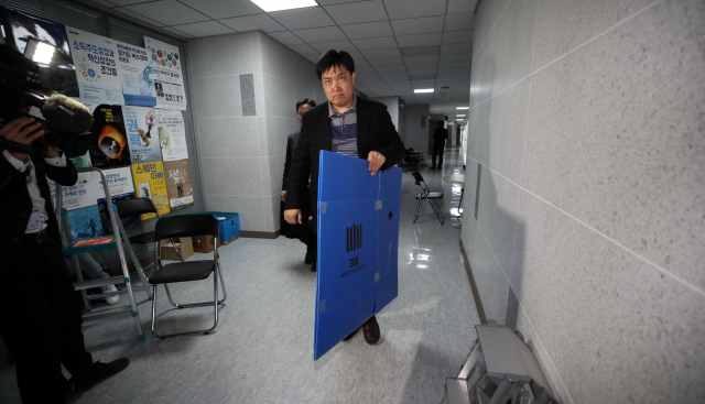 1일 오전 신규택지 자료 유출 논란을 빚은 더불어민주당 신창현 의원의 국회의원회관 사무실을 압수수색 중인 검찰이 압수품을 담기 위한 상자를 들고 신 의원 사무실로 들어가고 있다. 연합뉴스