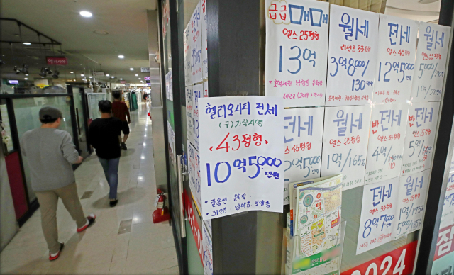 지난해 1월부터 올해 9월까지 서울 아파트값이 가파른 상승세를 보인 가운데 고가 아파트일수록 호가 오름폭이 컸던 것으로 조사됐다. 부동산114 조사결과에 따르면 작년부터 올해까지 호가 9억 원 이하보다 9억 원이 넘는 고가 아파트가 더 많이 오른 것으로 나타났다. 사진은 25일 오후 서울 송파구의 부동산 중개사무소 모습. 연합뉴스