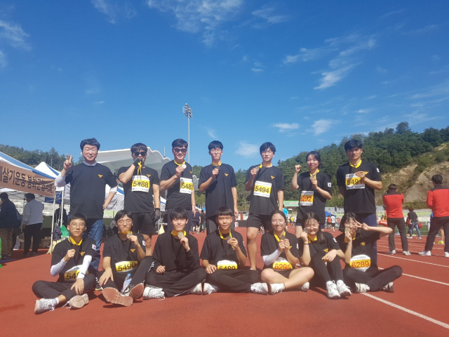 5㎞구간을 완주한 경찰동아리 학생들과 경찰관들이 완주 메달을 들어보이며 파이팅을 외치고 있다. 봉화서 제공