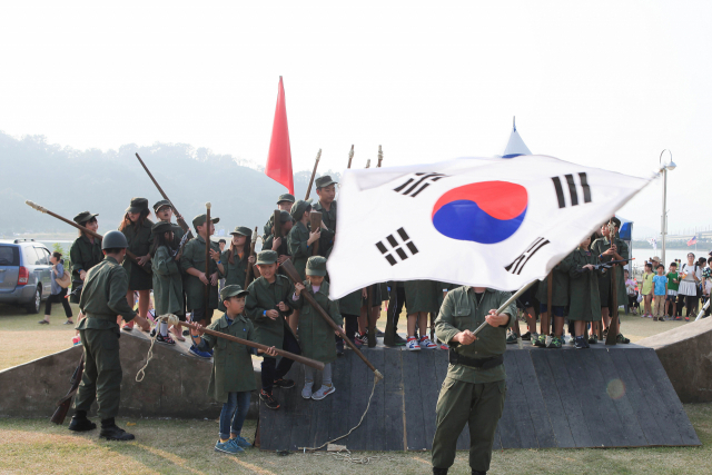 지난해 낙동강 대축전에 참가한 어린이들이 학도호국병 체험을 하고 있다. 칠곡군 제공