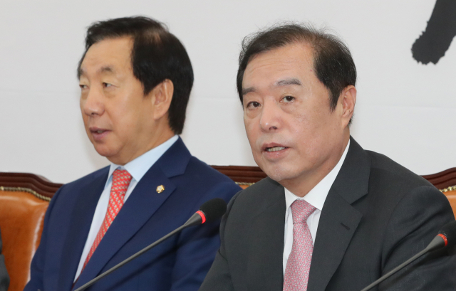 자유한국당 김병준 비상대책위원장이 1일 오전 국회에서 열린 비상대책위원회 회의에서 발언하고 있다. 연합뉴스