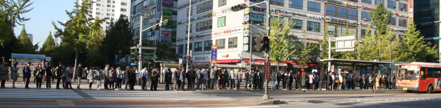 2일 오전 지하철 3호선 일산 대화역에서 서울 방면 운행이 중지되자 인근 주엽 버스 정류장으로 몰린 출근자들이 긴 줄을 서서 버스를 기다리고 있다. 연합뉴스