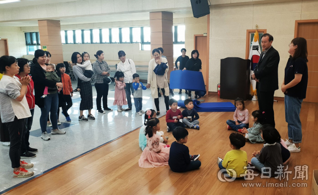 안동시 서구동 주민자치위원회가 안동시 최초로 주민자치 프로그램에 아이들을 위한 미술수업을 시작해 좋은 반응이 기대된다. 안동시 제공