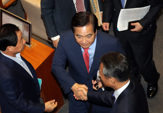 자유한국당 심재철 의원이 2일 국회 본회의에서 경제분야 대정부질문을 마치고 동료의원들과 인사하고 있다. 연합뉴스