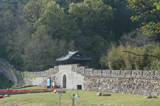 가산산성은 해발 901m의 가산에 쌓은 석축산성으로 칠곡군 가산면 가산리와 동명면 남원리의 일부에 걸쳐 있다. 칠곡군 제공