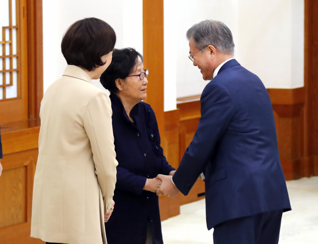 문재인 대통령이 2일 오후 청와대에서 유은혜 사회부총리 겸 교육부 장관에게 임명장을 수여하기에 앞서 유 장관의 시어머니 정종석 씨와 인사를 나누고 있다. 연합뉴스