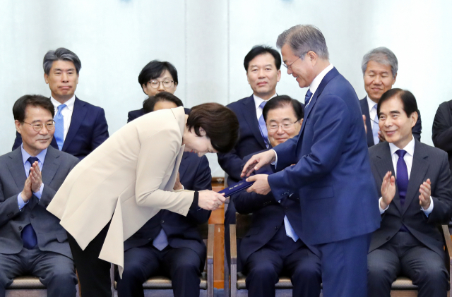 문재인 대통령이 2일 오후 청와대에서 유은혜 사회부총리 겸 교육부 장관에게 임명장을 수여하고 있다. 연합뉴스