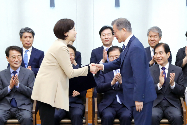 문재인 대통령이 2일 오후 청와대에서 유은혜 사회부총리 겸 교육부 장관에게 임명장을 수여한 뒤 악수하고 있다. 연합뉴스