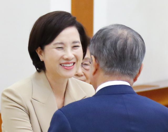 유은혜 사회부총리 겸 교육부 장관이 2일 오후 청와대에서 열린 임명장 수여식에 앞서 문재인 대통령과 인사를 나누고 있다. 연합뉴스