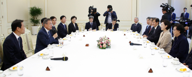 문재인 대통령이 2일 오후 청와대에서 유은혜 사회부총리 겸 교육부 장관에게 임명장을 수여한 뒤 열린 환담에서 발언하고 있다. 연합뉴스